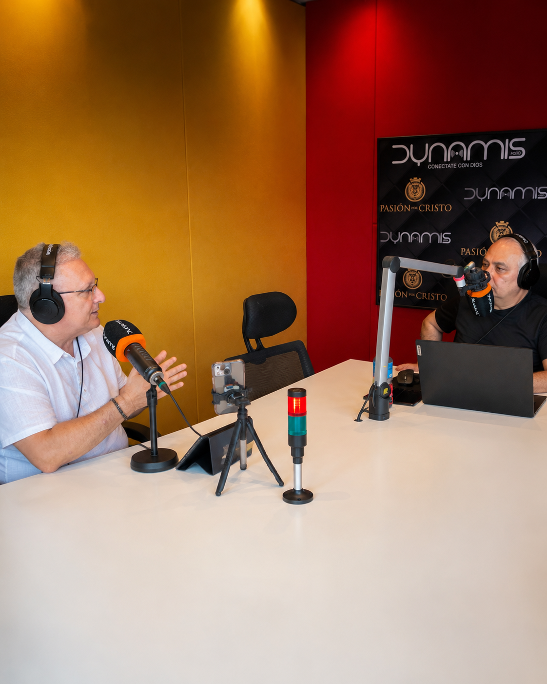 Ricardo Álvarez conversa con el Pr. Lucho en el estudio de Dynamis Radio