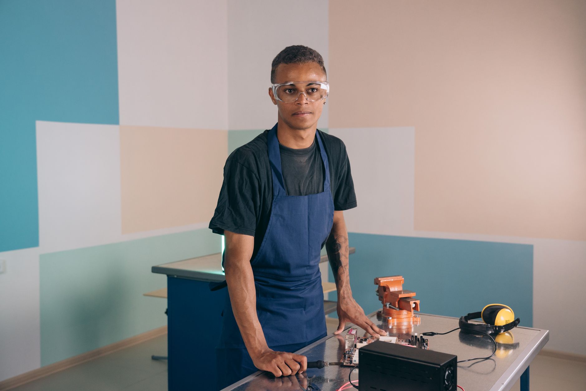 Joven con gafas de protección en un taller de formación profesional