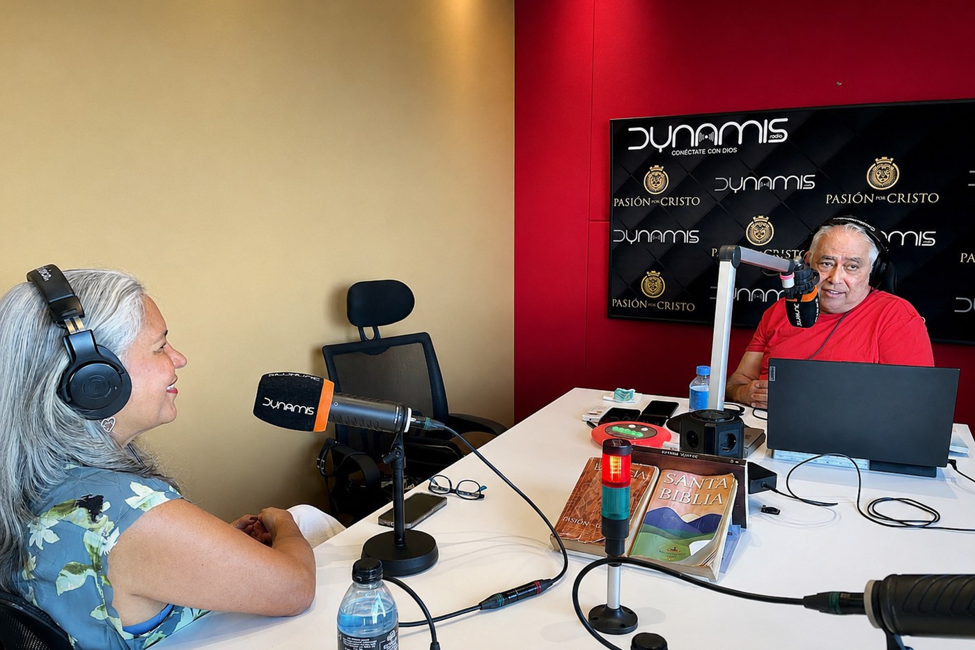 Claudia Campos en el estudio de Dynamis Radio