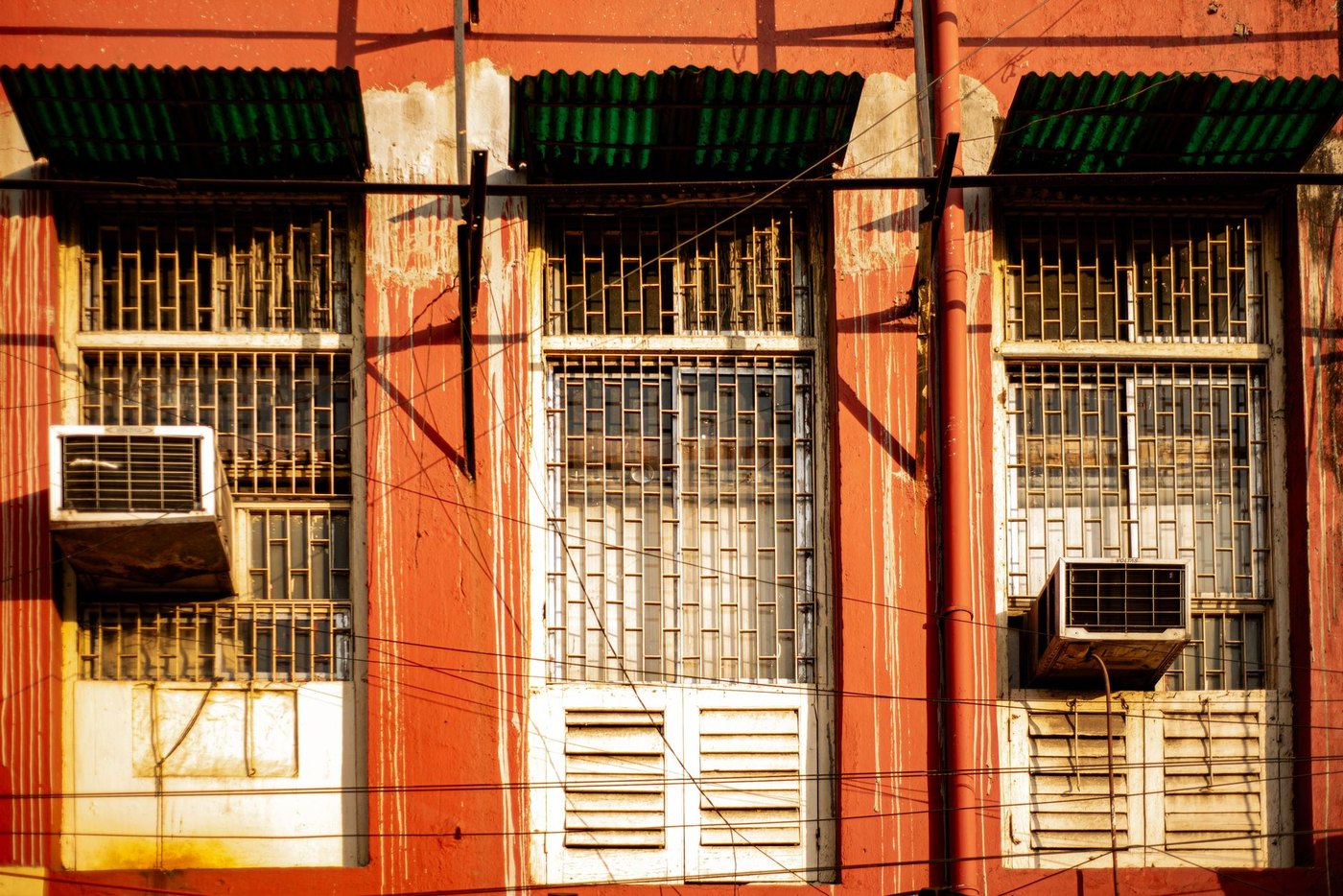 Aparatos de aire acondicionado en la fachada de un edificio
