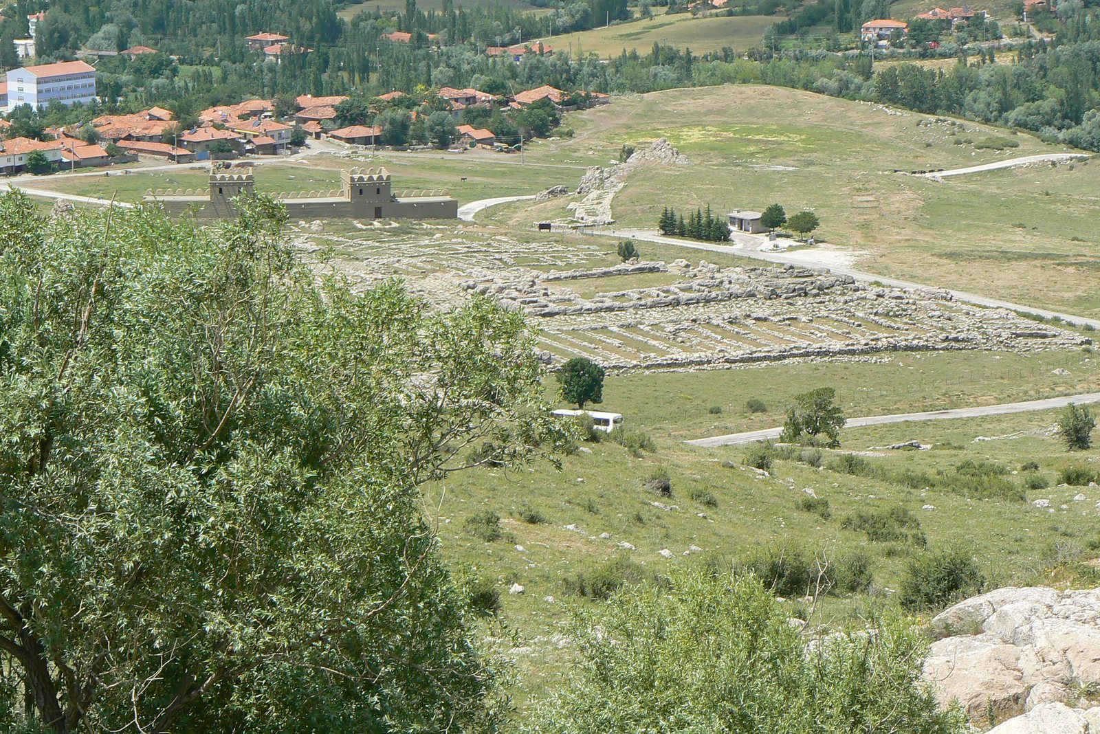 Las ruinas del Gran Templo de Hattusa. De la ciudad «que no existía» quedan hoy kilómetros de murallas, templos y archivos. Foto: Rita1234 (Wikimedia Commons, CC BY-SA 3.0).