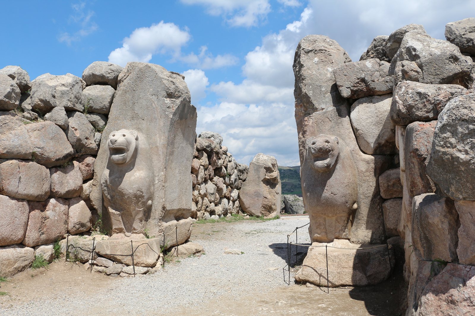 La Puerta de los Leones de Hattusa, la capital hitita redescubierta en el altiplano de Anatolia. Foto: Bernard Gagnon (Wikimedia Commons, CC BY-SA 3.0).