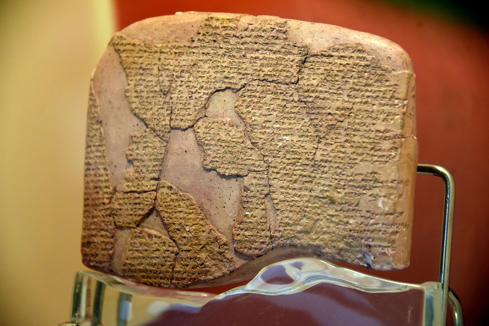 La prueba que zanjó el debate: tablilla del tratado de Qadesh hallada en Boğazköy, hoy en el Museo del Antiguo Oriente de Estambul. Foto: Osama S. M. Amin (Wikimedia Commons, CC BY-SA 4.0).