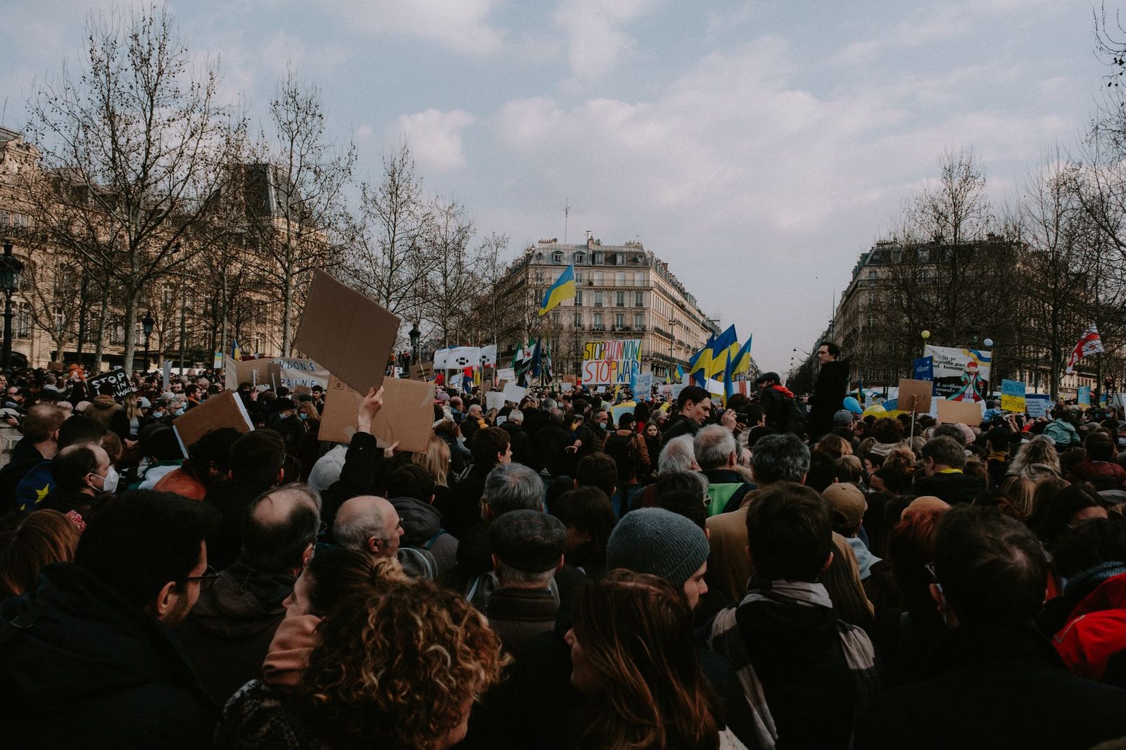 La pertenencia se vive también en la calle: manifestación multitudinaria en una plaza europea. Foto: Mathias Reding (Pexels).