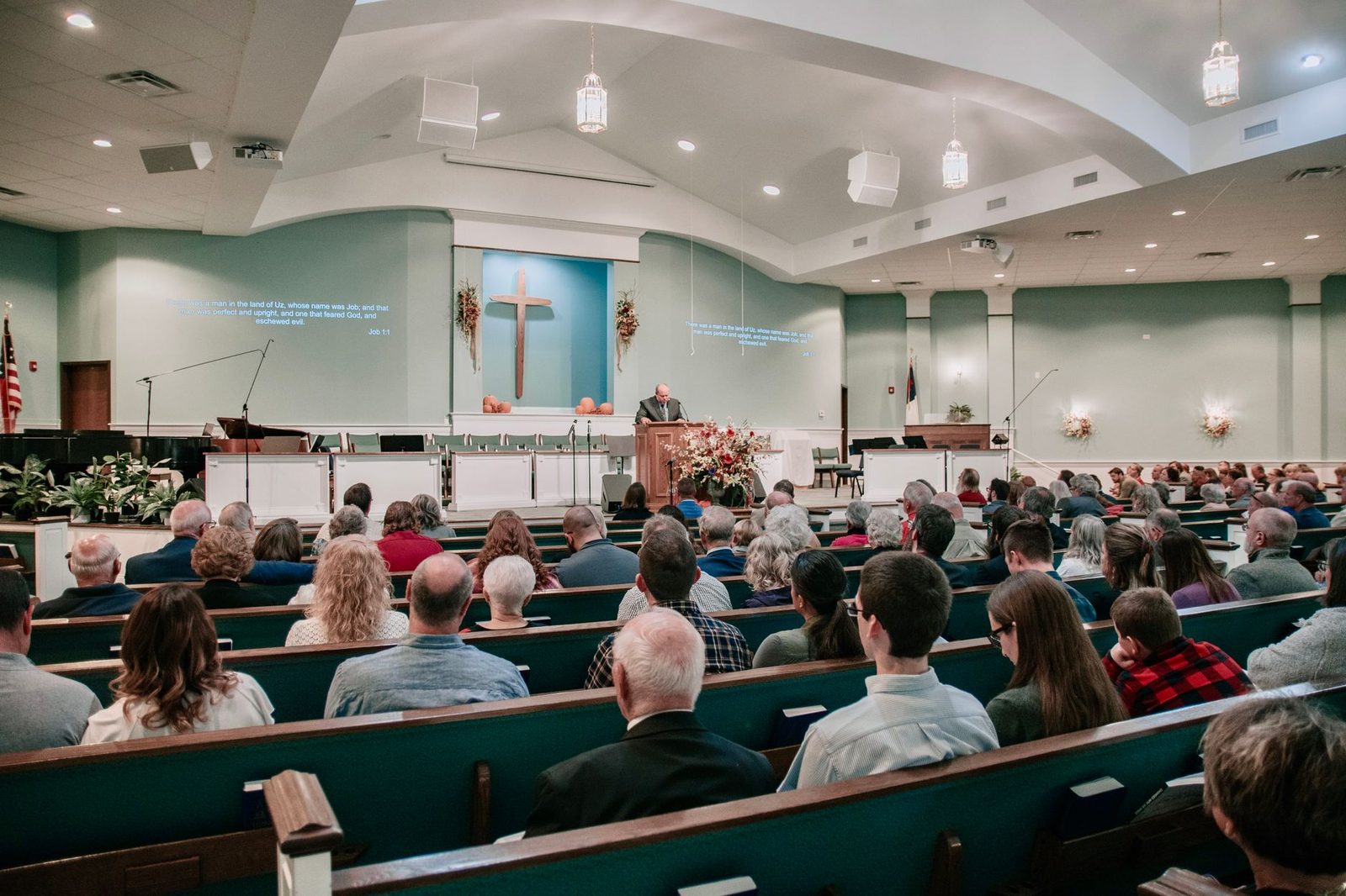 Personas que piensan distinto, hechas una en Cristo: una congregación durante el culto. Foto: Andrew DeGarde (Pexels).