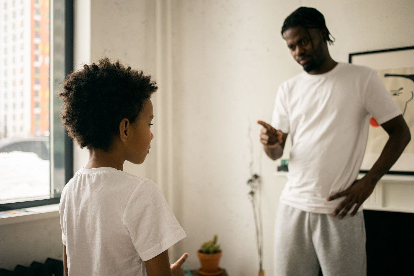 Padre reprendiendo a su hijo en casa