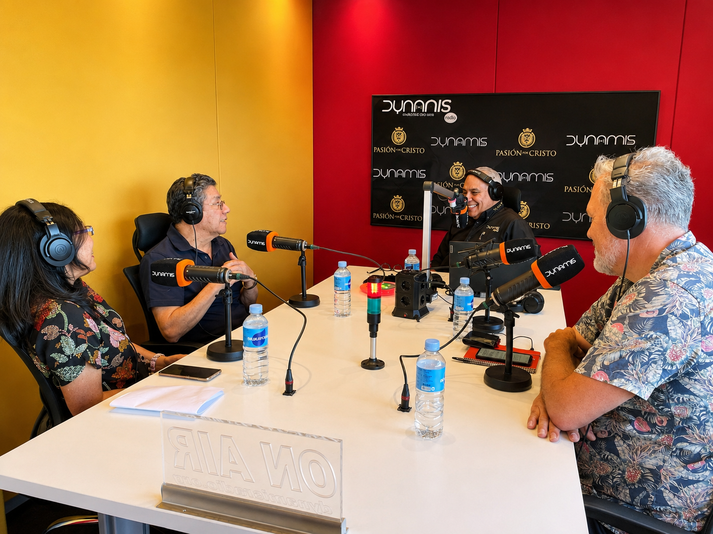 Equipo de Kings Mountain School en el estudio de Dynamis Radio