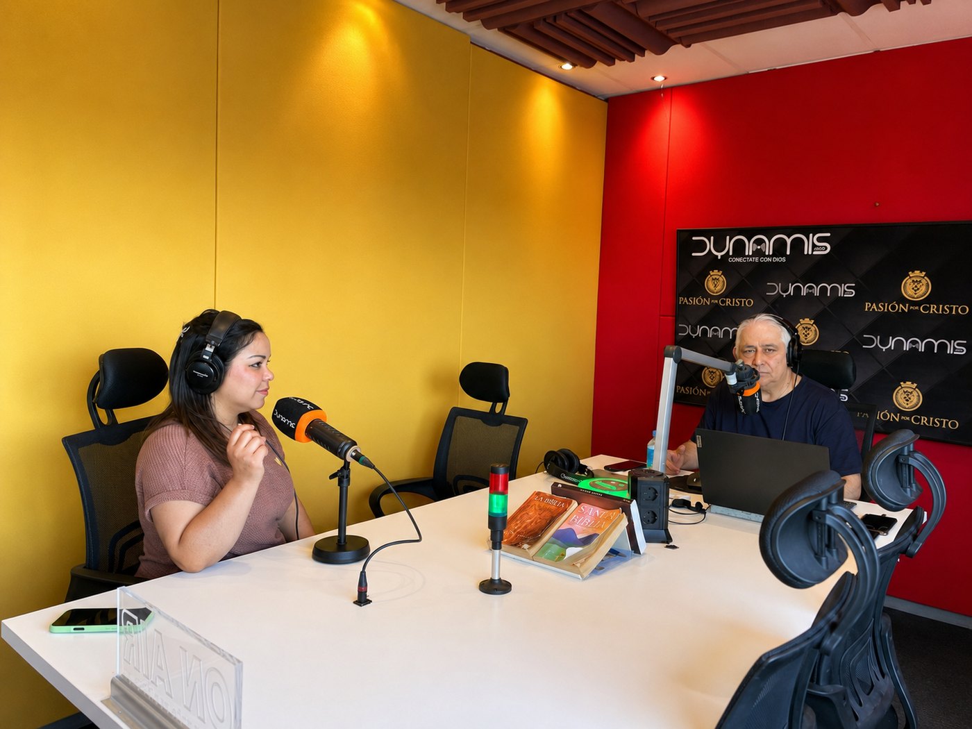 Luisana Durán junto al Pr. Lucho en el estudio