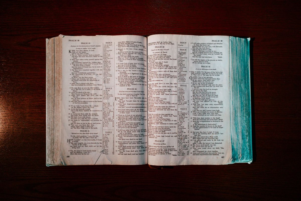 Biblia abierta sobre una mesa de madera