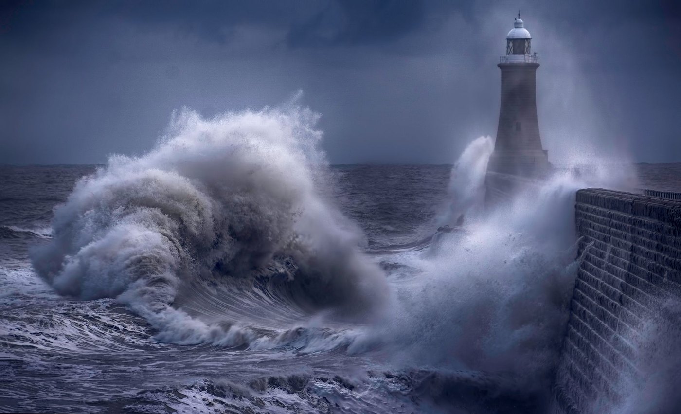 Faro en pie entre olas de temporal