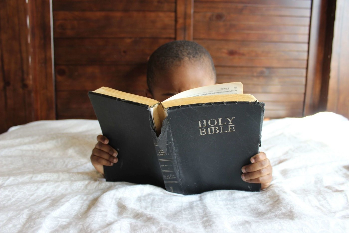 Niño leyendo la Biblia