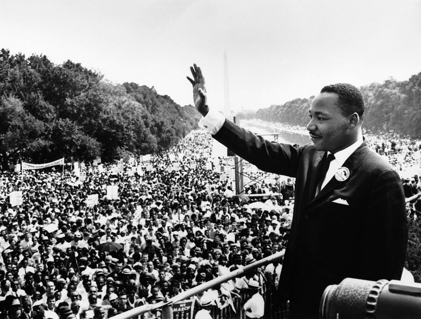 Martin Luther King saluda a la multitud desde el Lincoln Memorial, 28 de agosto de 1963