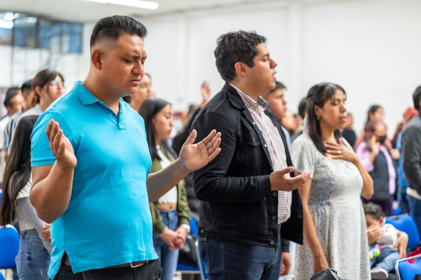 Congregación orando en una iglesia