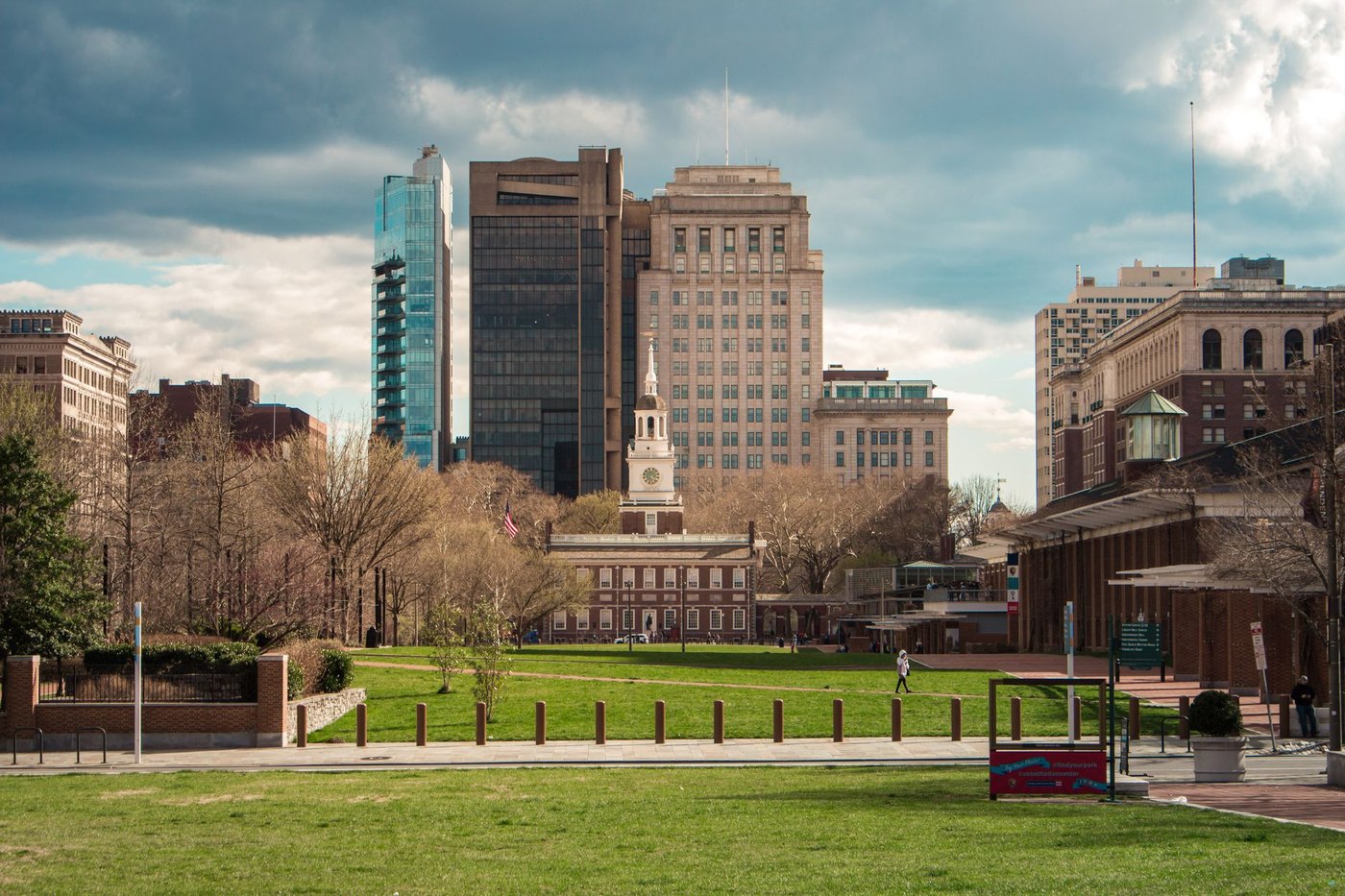 El Independence Hall de Filadelfia, con su torre del reloj, entre los rascacielos de la ciudad actual