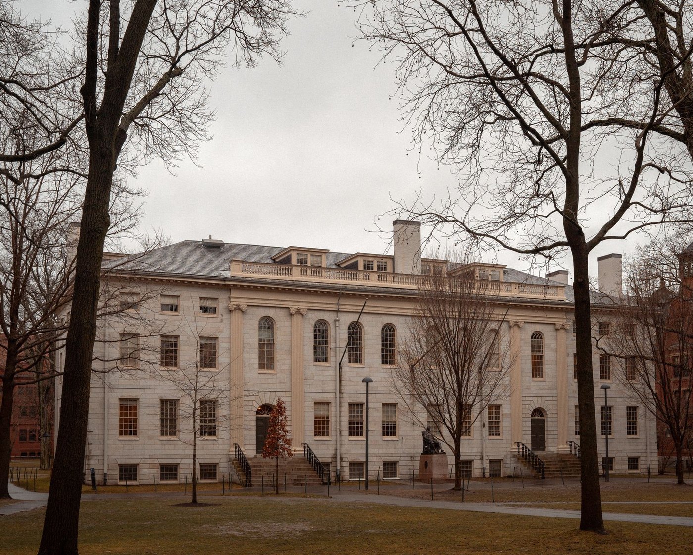 Edificio histórico del campus de la Universidad de Harvard entre árboles desnudos