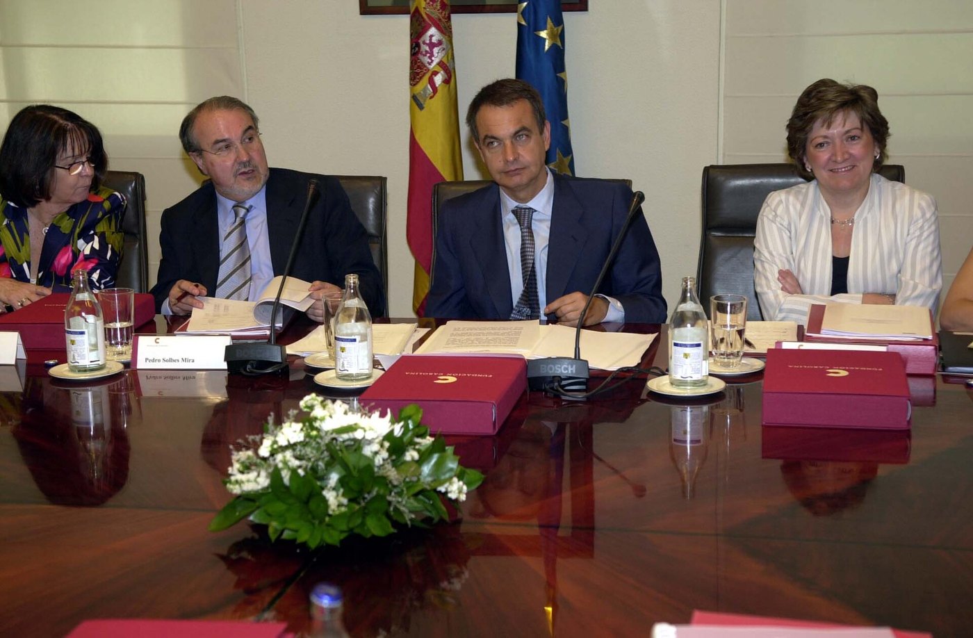 José Luis Rodríguez Zapatero preside una reunión en el Palacio de la Moncloa en 2005