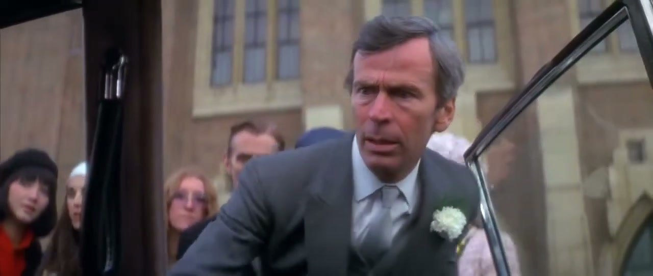 Gregory Peck en la puerta de la iglesia en La Profecía