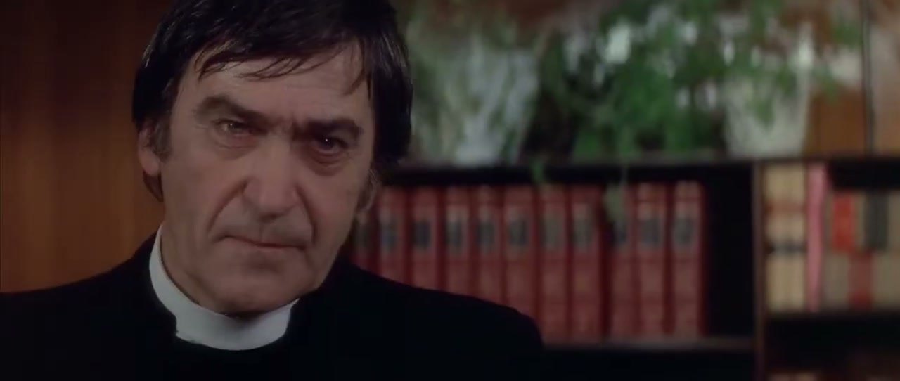 Patrick Troughton como el padre Brennan en La Profecía