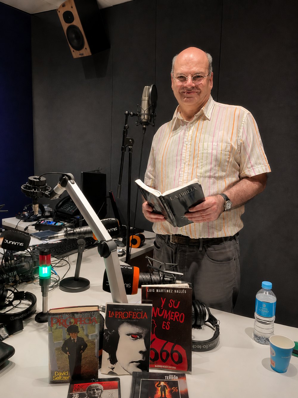 José de Segovia en los estudios de Dynamis Radio con la Biblia abierta