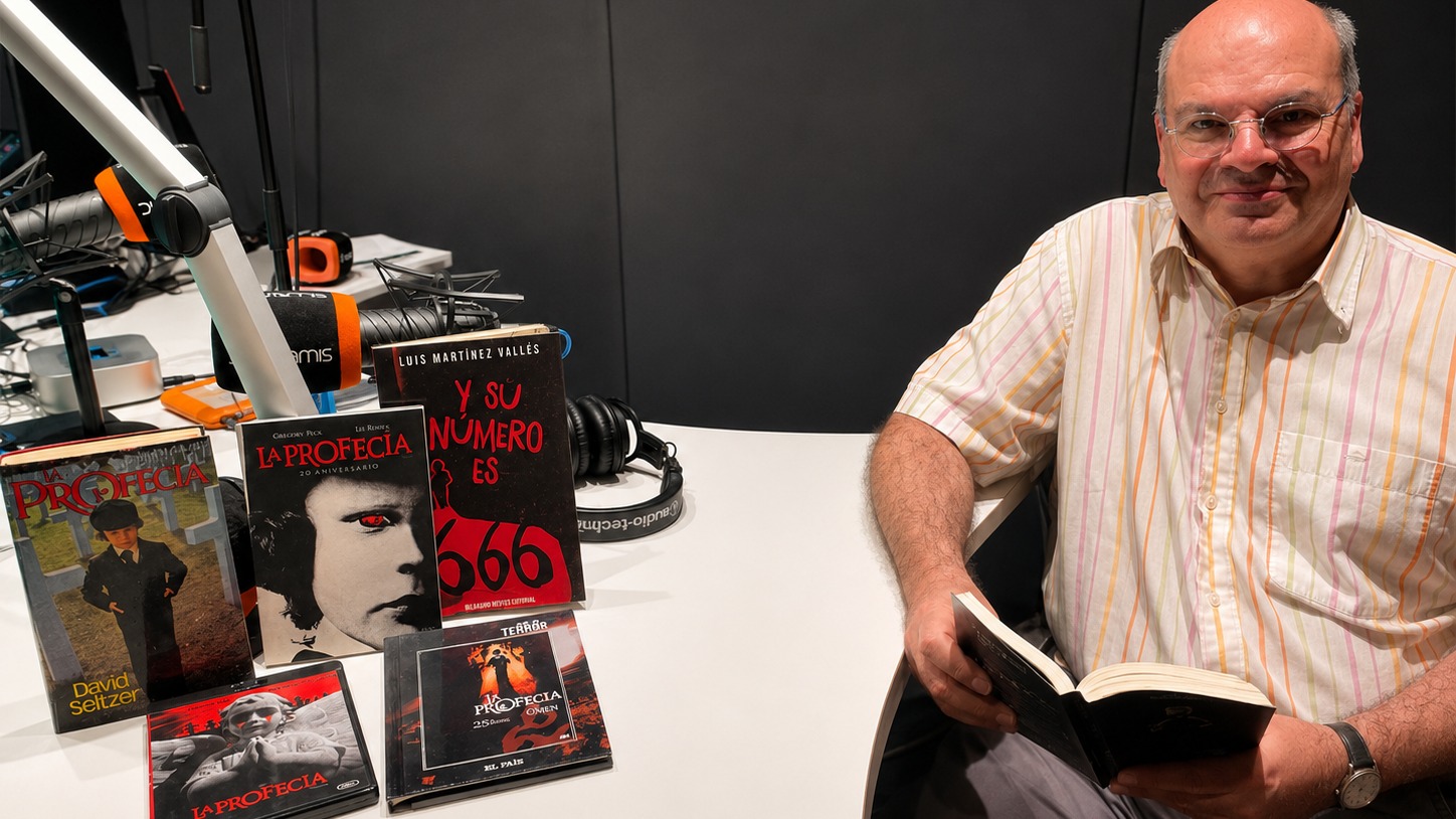 José de Segovia con la novelización, los DVD y el libro sobre el 666 en los estudios de Dynamis Radio