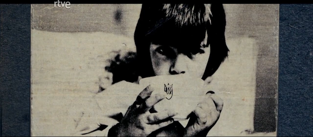 Fotografía familiar del hijo de Francisco Umbral con un tazón entre las manos