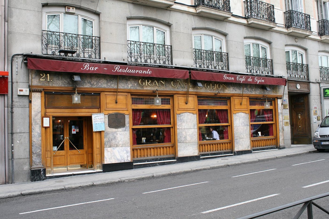 Fachada del Gran Café Gijón, en el paseo de Recoletos de Madrid