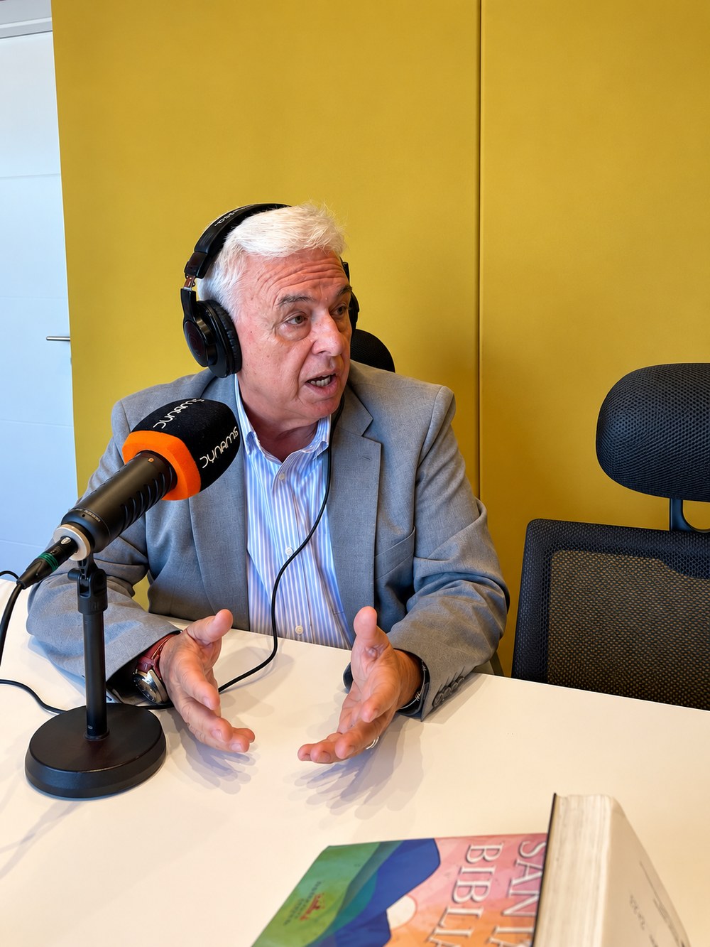Manuel &Aacute;lvarez, pastor em&eacute;rito de la Primera Iglesia Evang&eacute;lica de Betel, ante el micr&oacute;fono de Dynamis Radio
