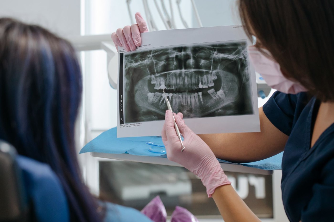 Una odontóloga muestra a su paciente una radiografía panorámica