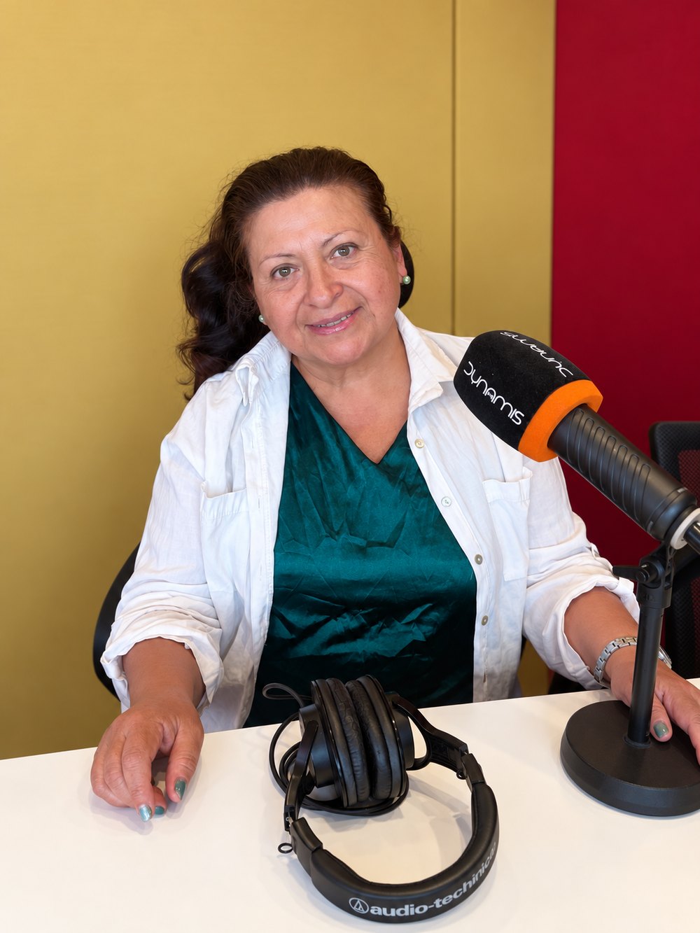 La Pra. Anggelina Ugaz en el estudio de Dynamis Radio