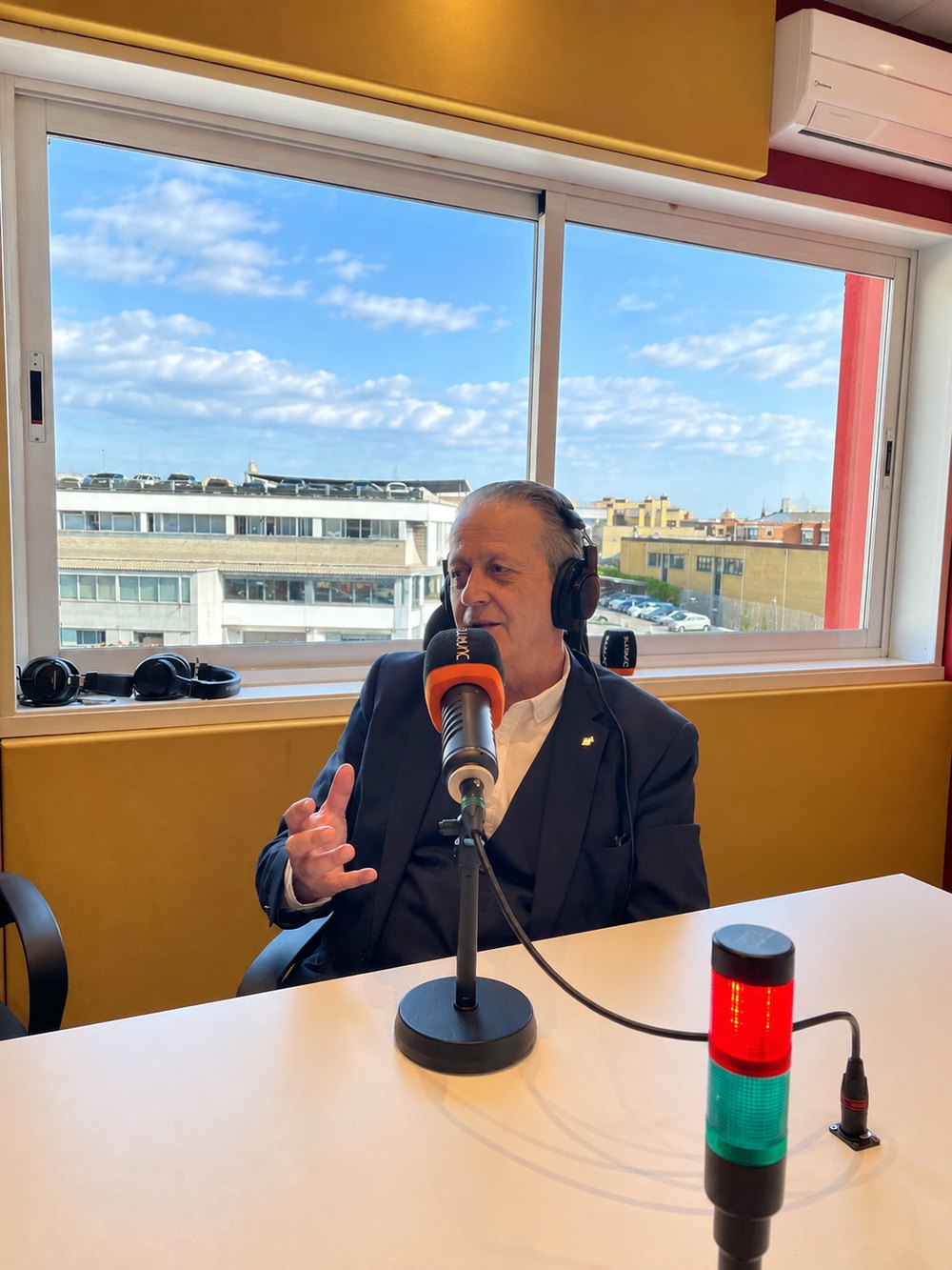 Luis Fajardo, director general de Sociedad Bíblica de España, ante el micrófono de Dynamis Radio