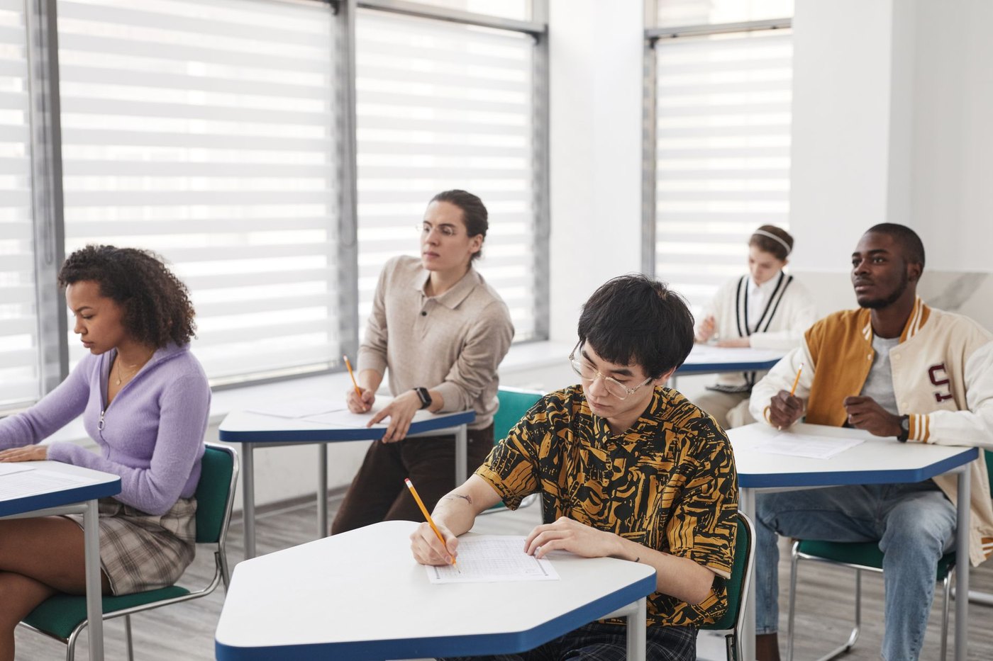 Alumnos haciendo un examen en un aula