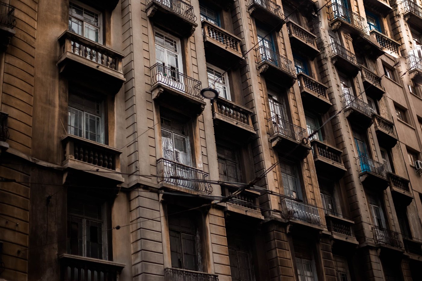 Fachada de un edificio de viviendas antiguo con balcones