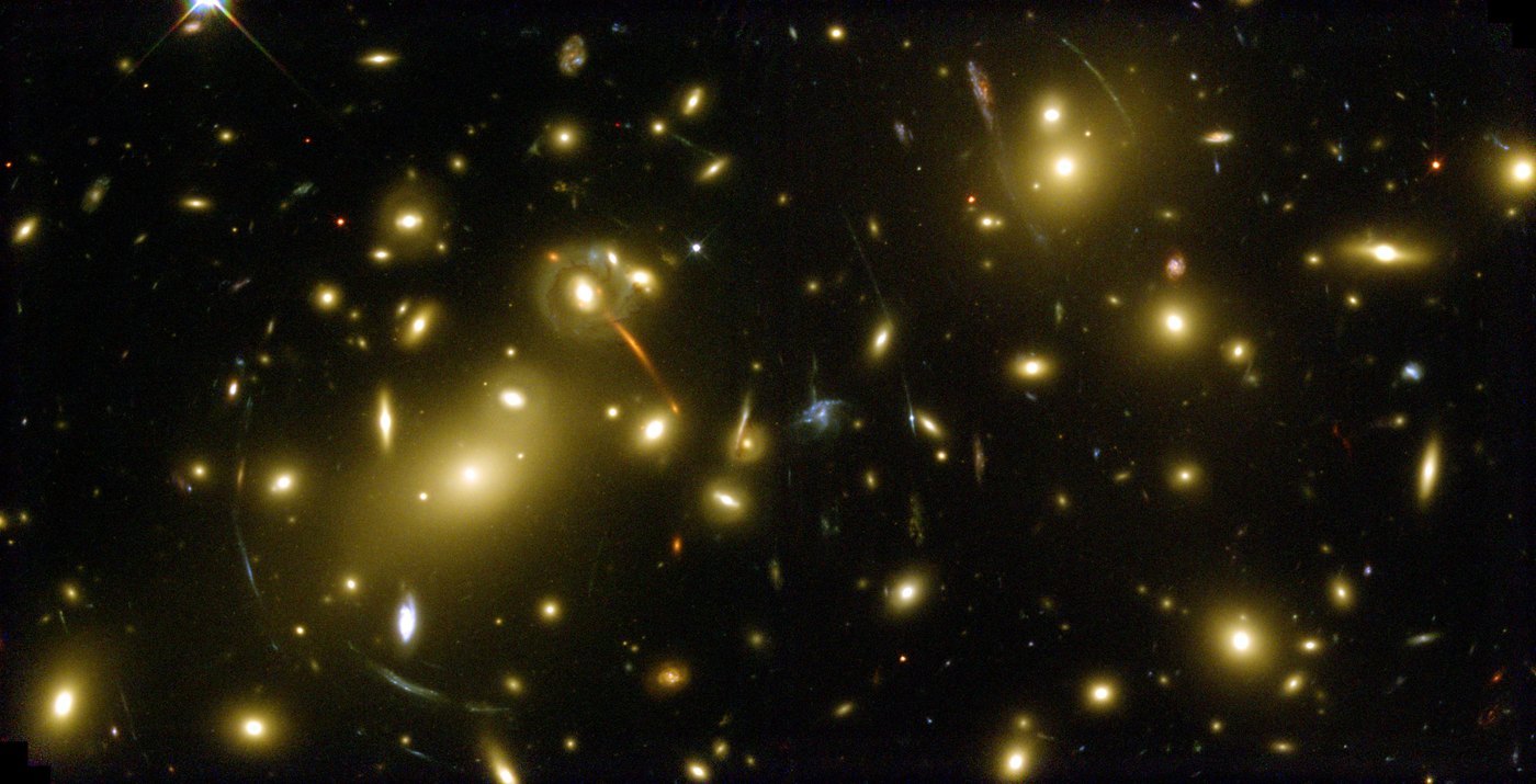 El cúmulo de galaxias Abell 2218 fotografiado por el telescopio espacial Hubble