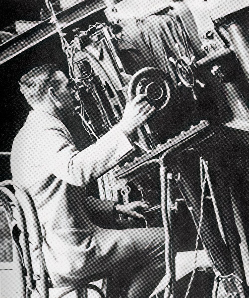 Edwin Hubble en el telescopio de 100 pulgadas del observatorio de Monte Wilson
