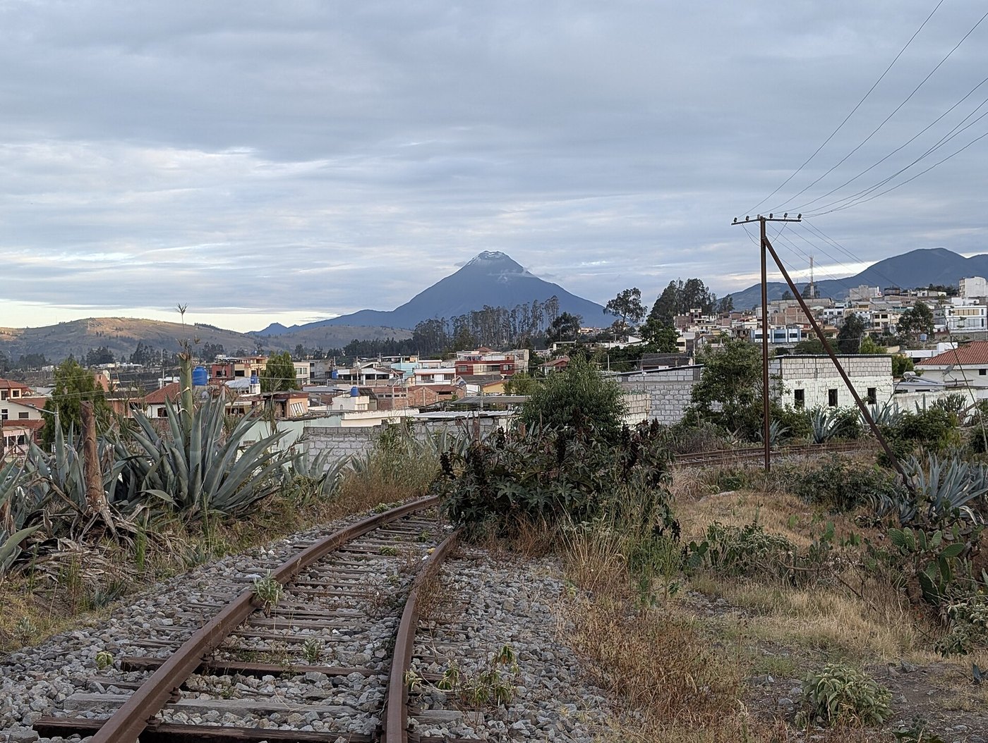 Ambato, Ecuador, con el volcán Tungurahua al fondo