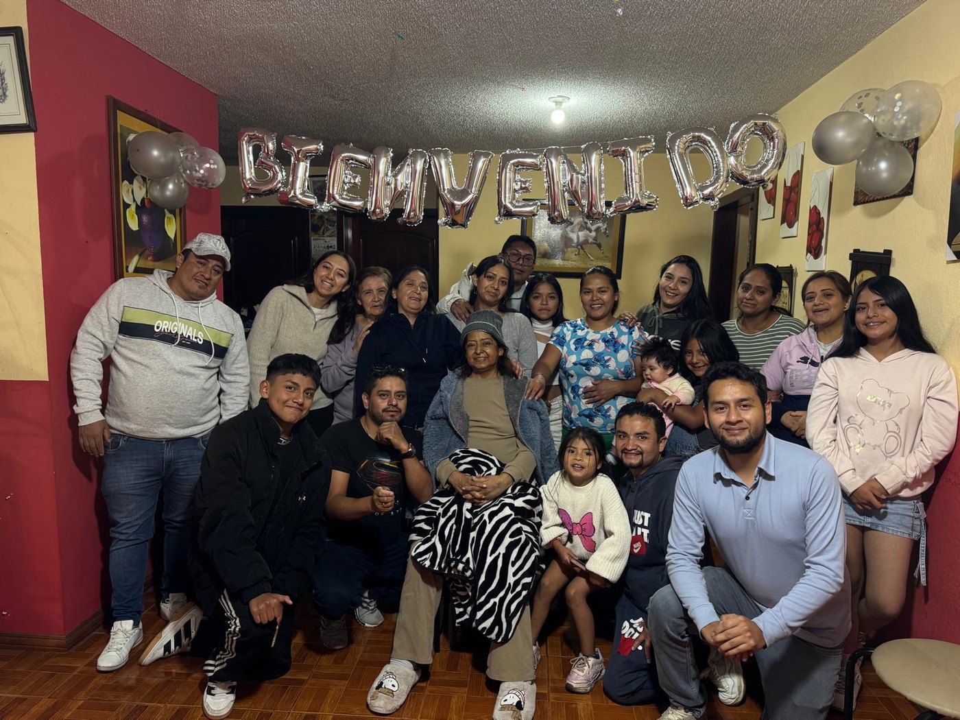 La familia reunida en la bienvenida a casa tras el alta hospitalaria