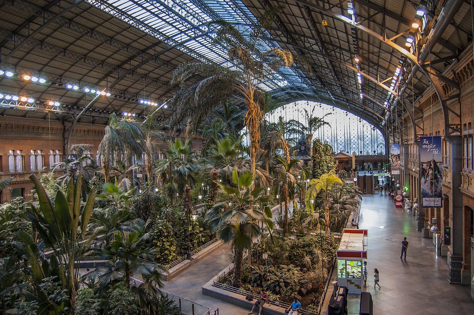 «Hoy esta vieja estación la ha convertido Moneo en un jardín tropical y un fastuoso invernadero», dicen los versos de Ana Río Frío Tendero. Foto: Marco Pagni, CC BY 2.0 (Wikimedia Commons).
