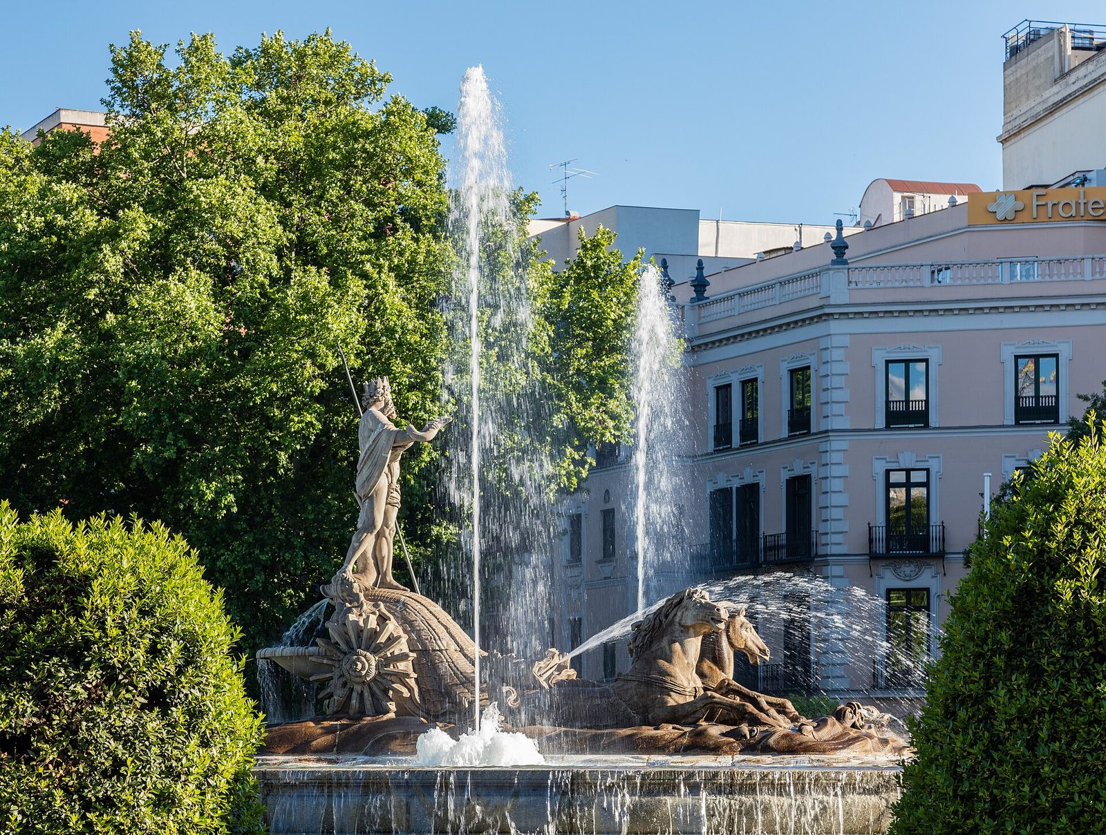 La Fuente de Neptuno, «monumento hermoso, esculpido en mármol blanco», protagoniza los versos de Ana Río Frío Tendero. Foto: Diego Delso, CC BY-SA 4.0 (Wikimedia Commons).