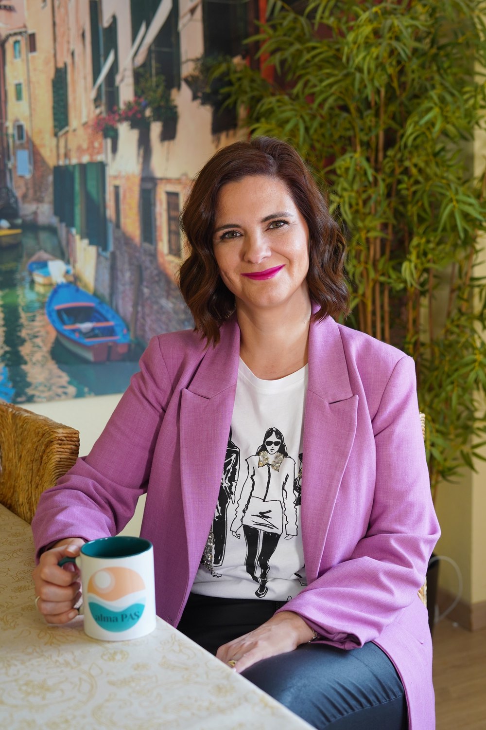 Rosario Jiménez con una taza de Alma PAS