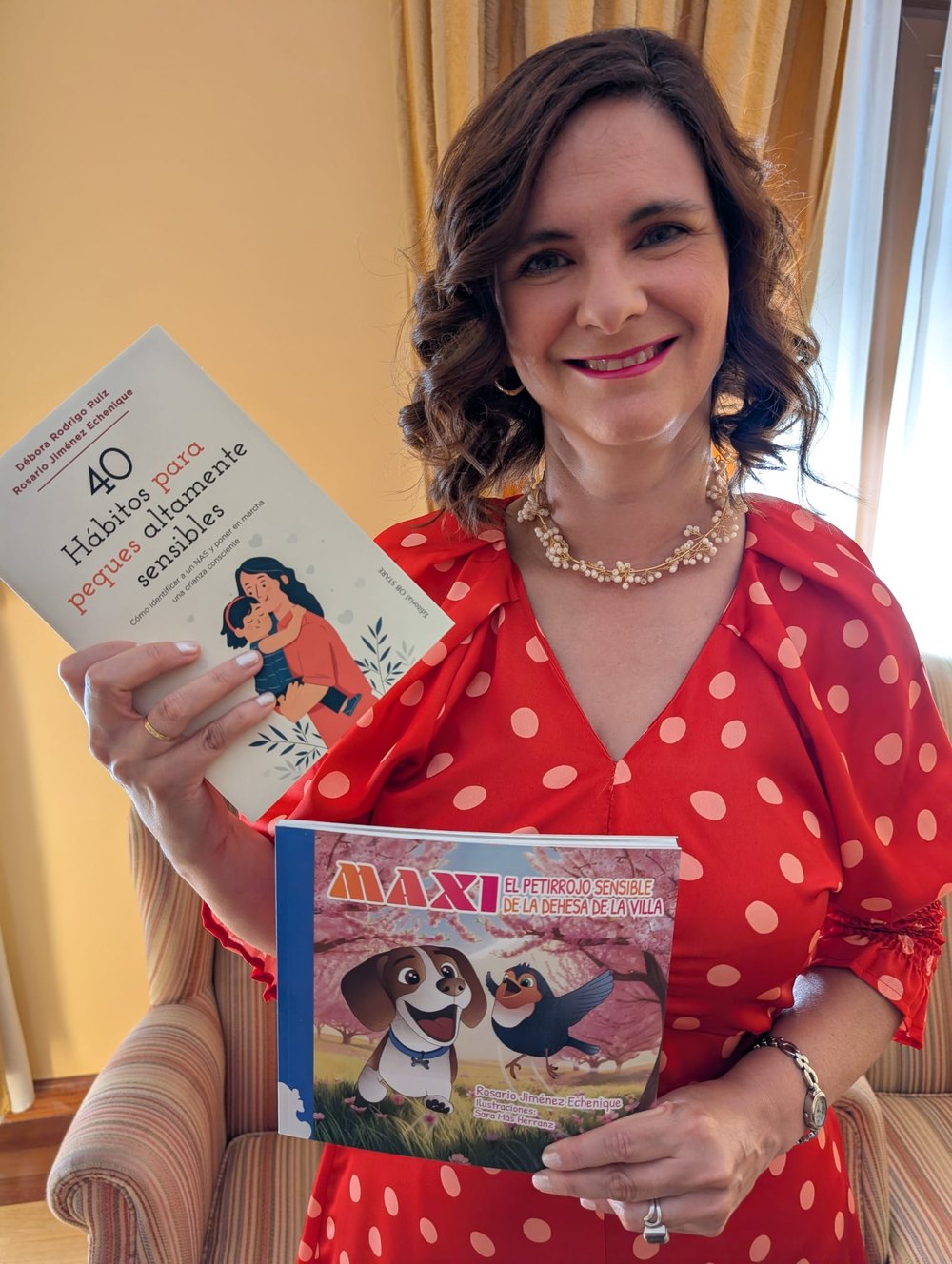 Rosario Jiménez con sus libros sobre alta sensibilidad