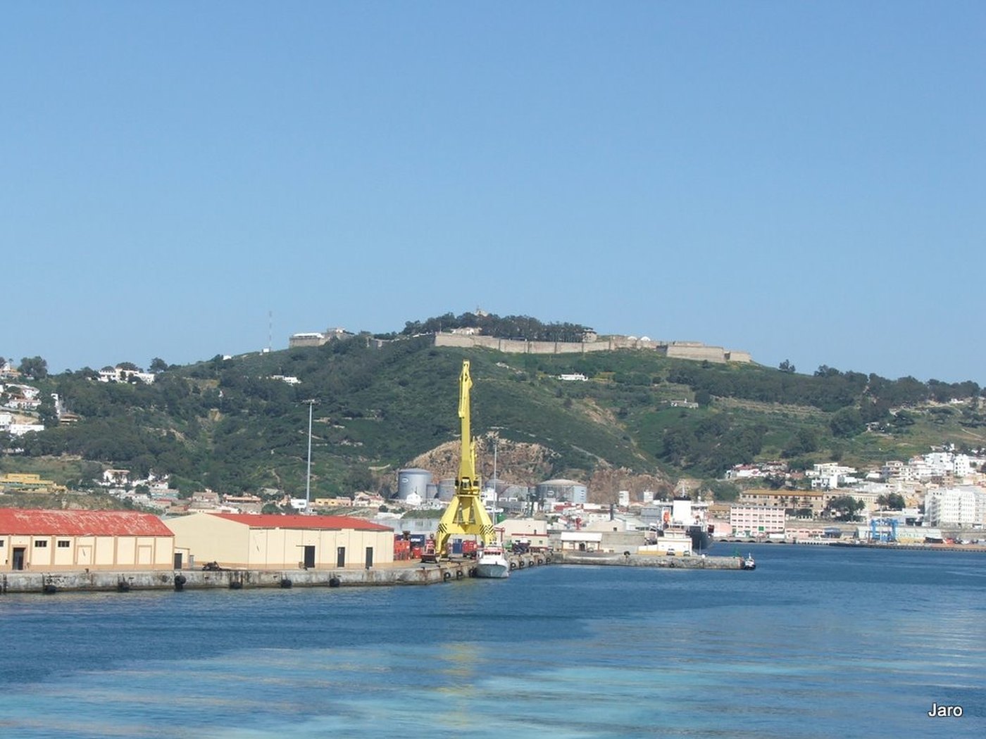 Ceuta y el monte Hacho vistos desde el puerto