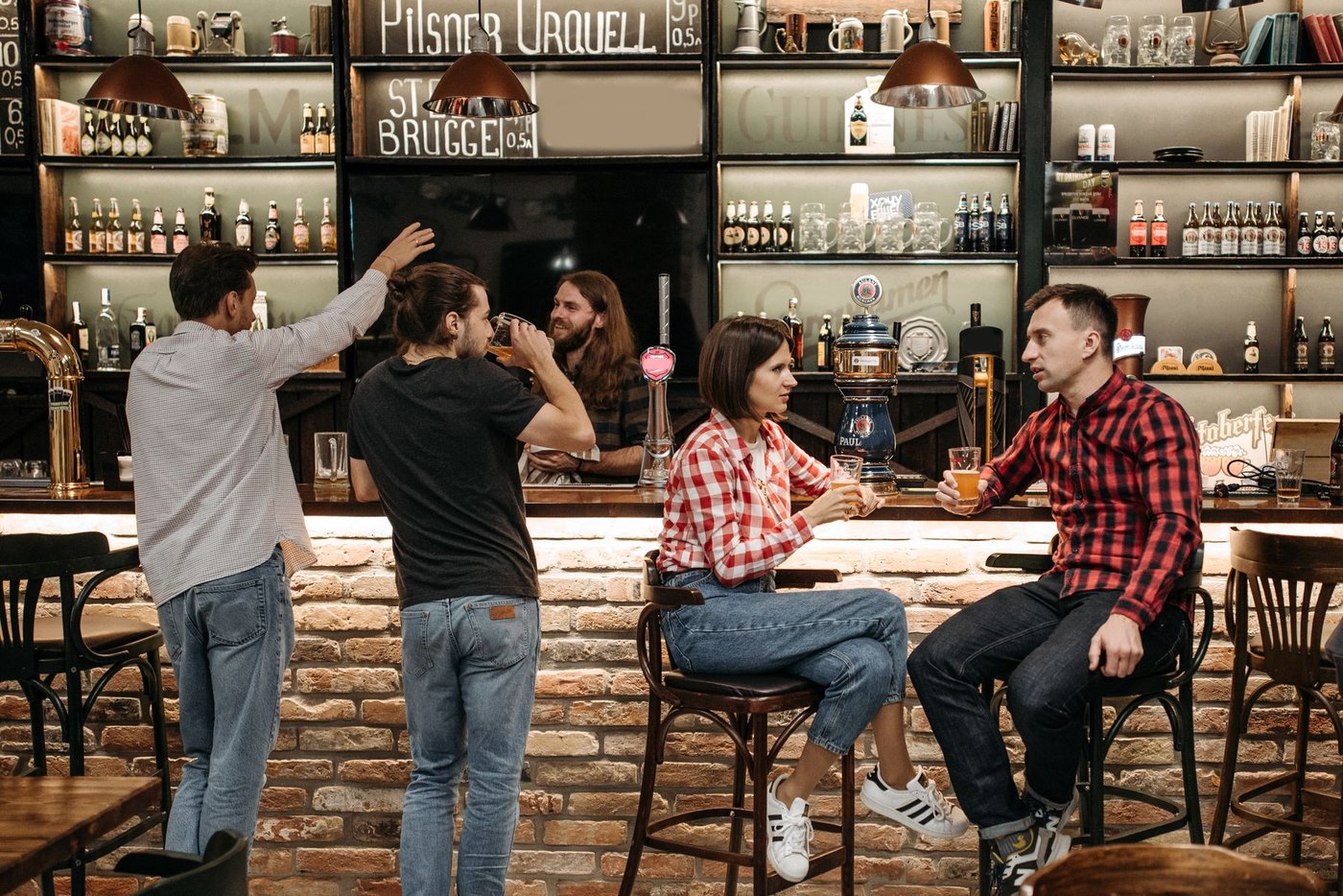 Grupo de amigos tomando algo en un bar