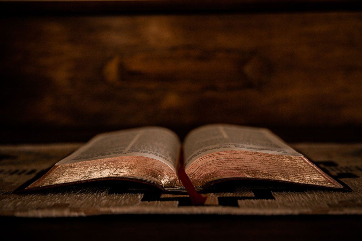 Biblia abierta sobre una mesa de madera