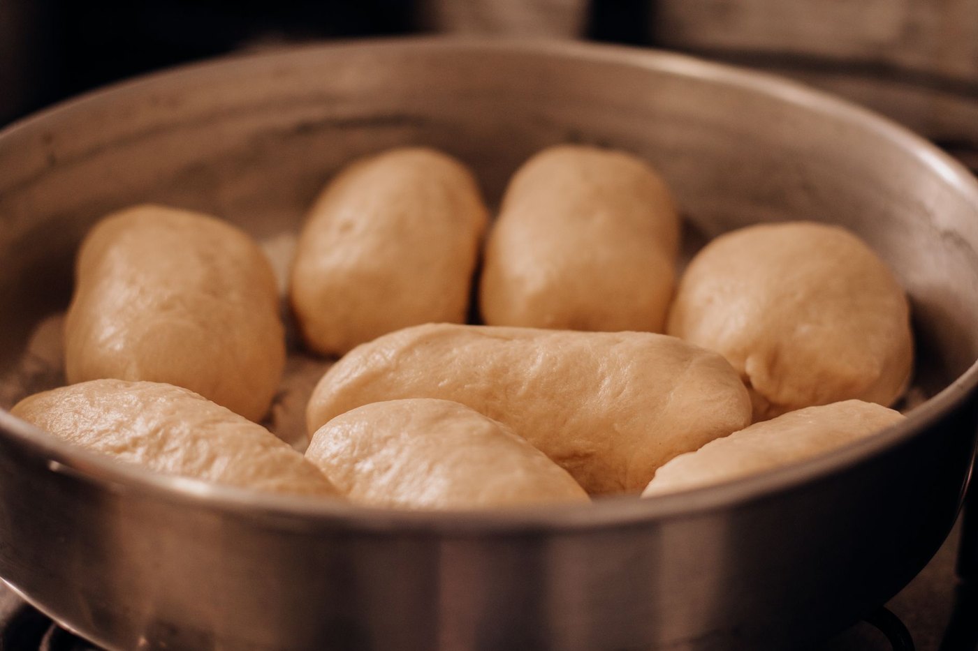 Bollos de masa fermentando en un cuenco