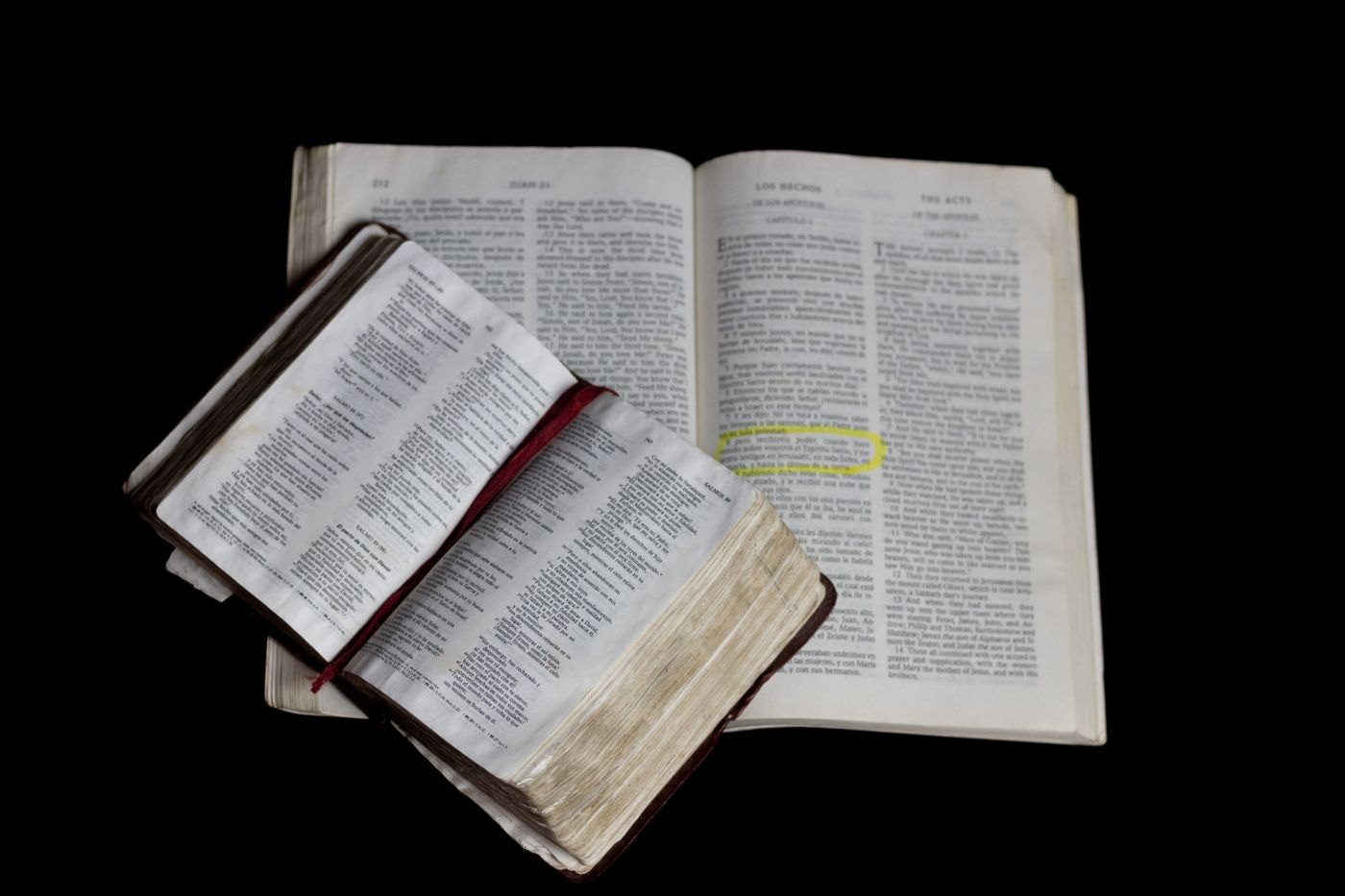 Biblia abierta con un versículo subrayado
