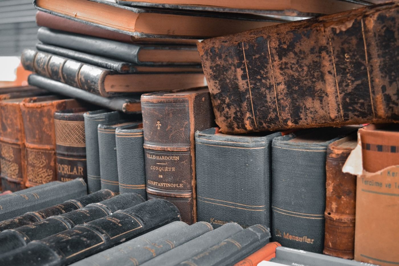 Libros antiguos con lomos de piel gastados