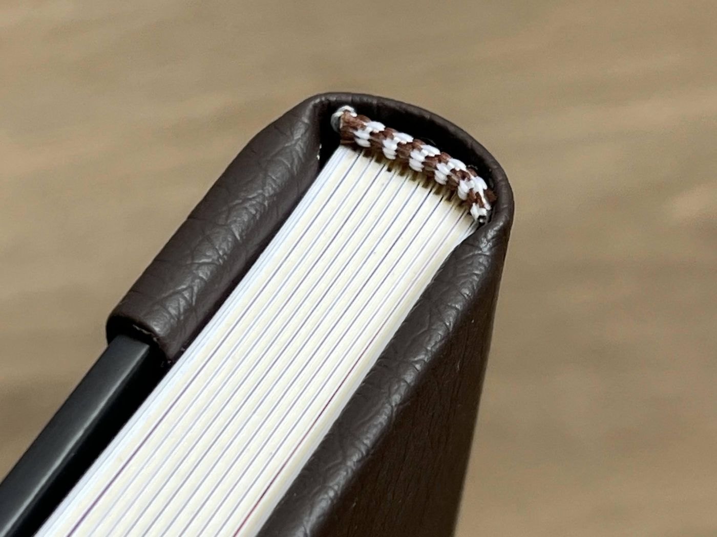 Lomo cosido a mano de un libro encuadernado en piel