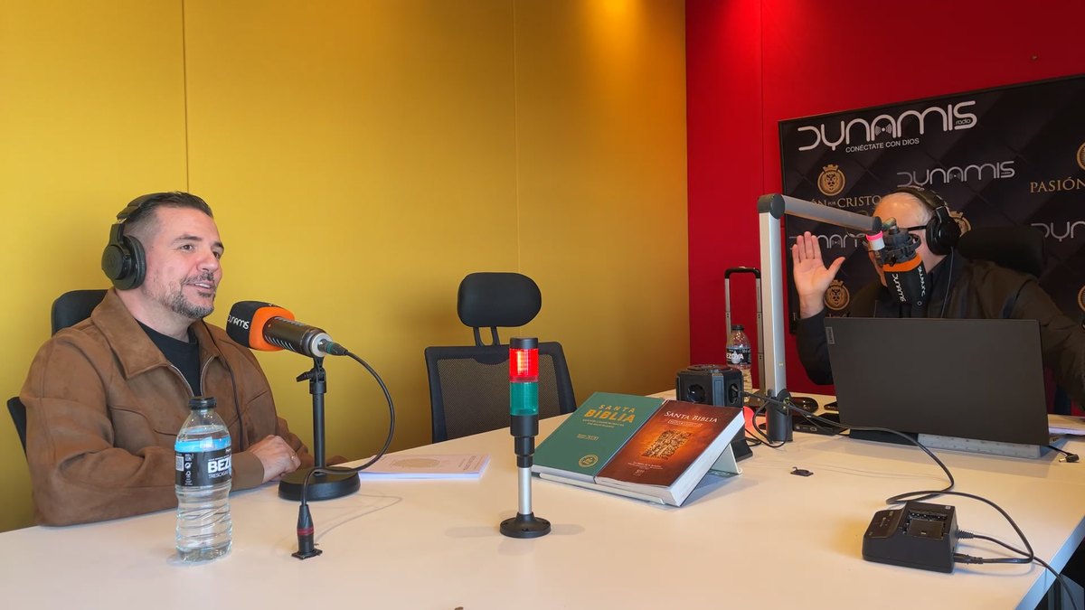 Héctor Escobar y el Pr. Lucho en el estudio de Dynamis Radio