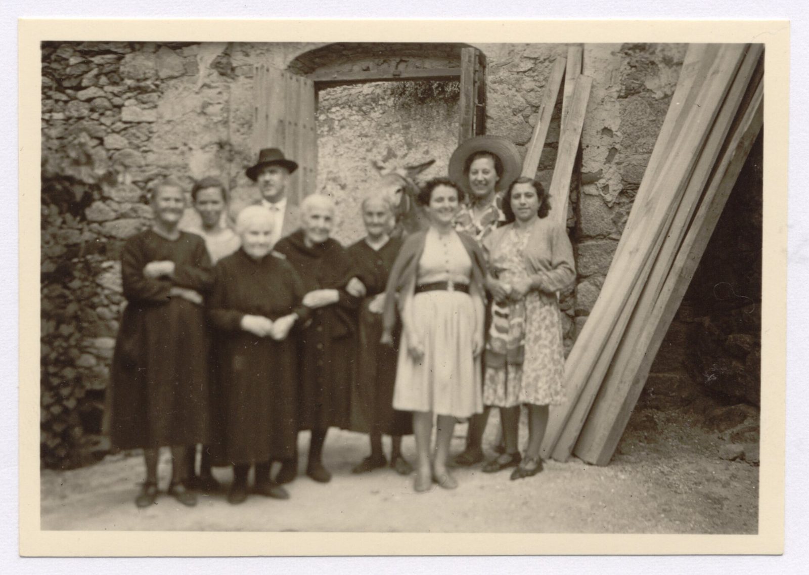 Mujeres de la iglesia evangélica de Ibahernando en una fotografía antigua