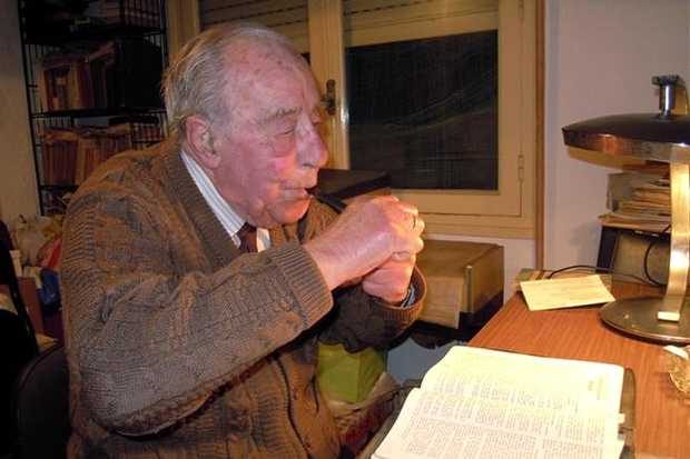 El pastor Francisco Manzanas Martín en su casa, con la Biblia abierta